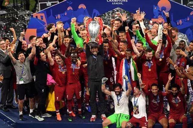 她的出球往 她的出球往